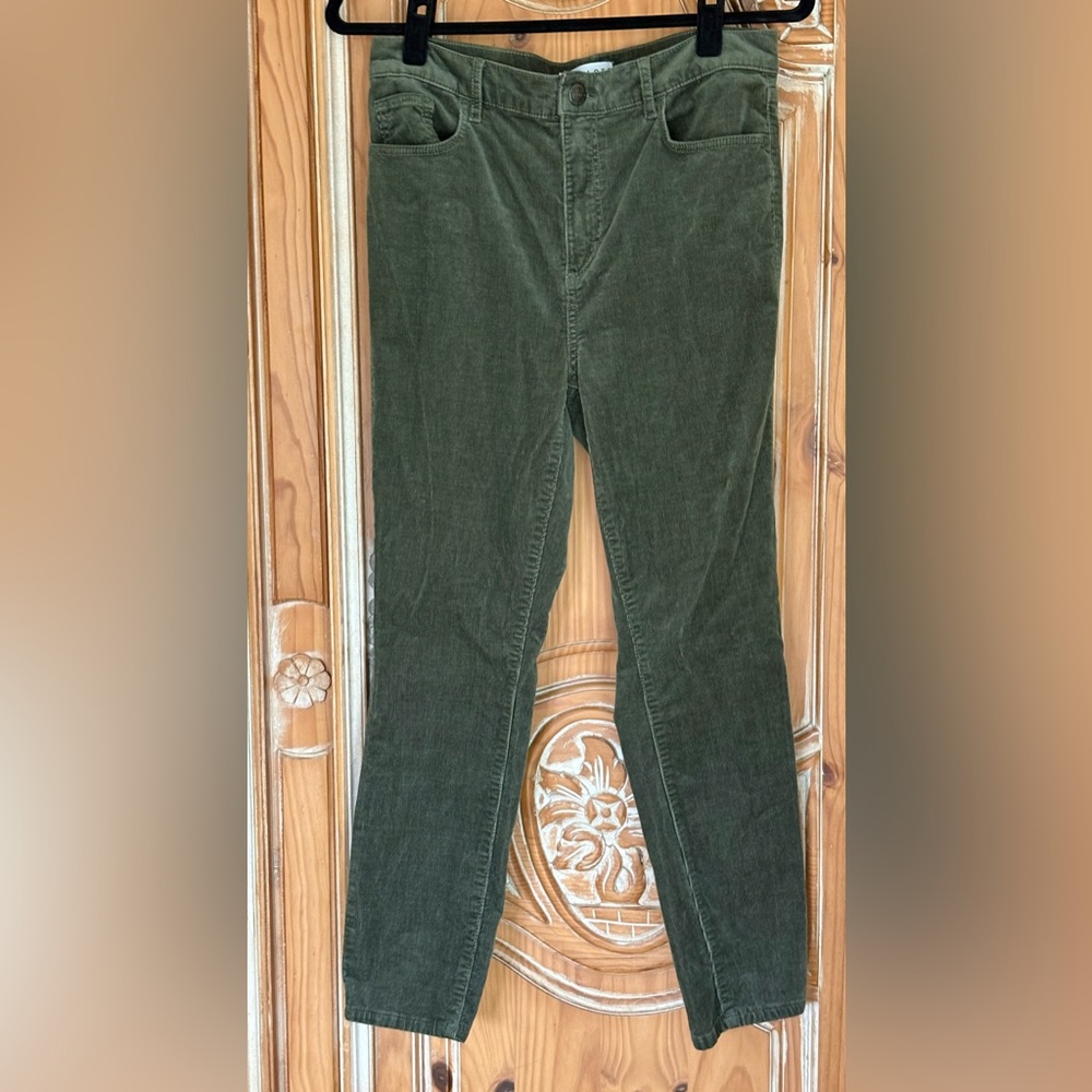 Loft Olive green cotton blend Corduroy Pants . Petite size 10.